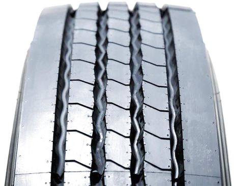 Green Max GAR202 245/70R19.5/16 closed shoulder tire